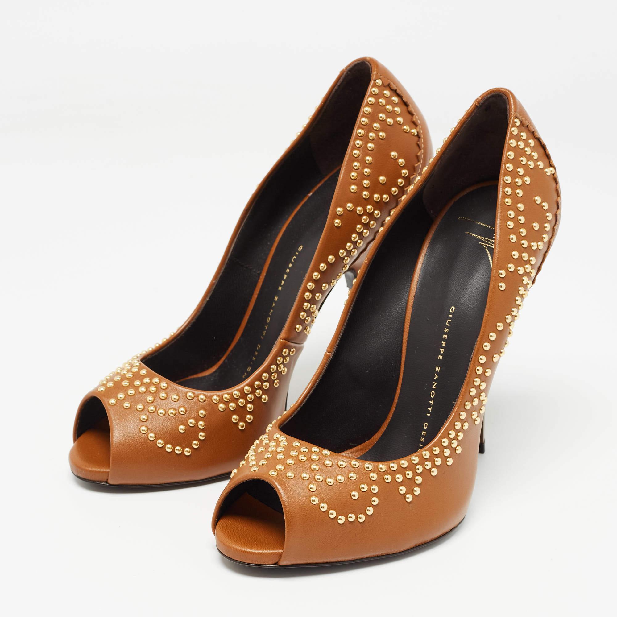 Faites preuve de chic avec ces escarpins de créateur. Ils présentent des talons robustes et des semelles durables, parfaits pour vos sorties à la mode.