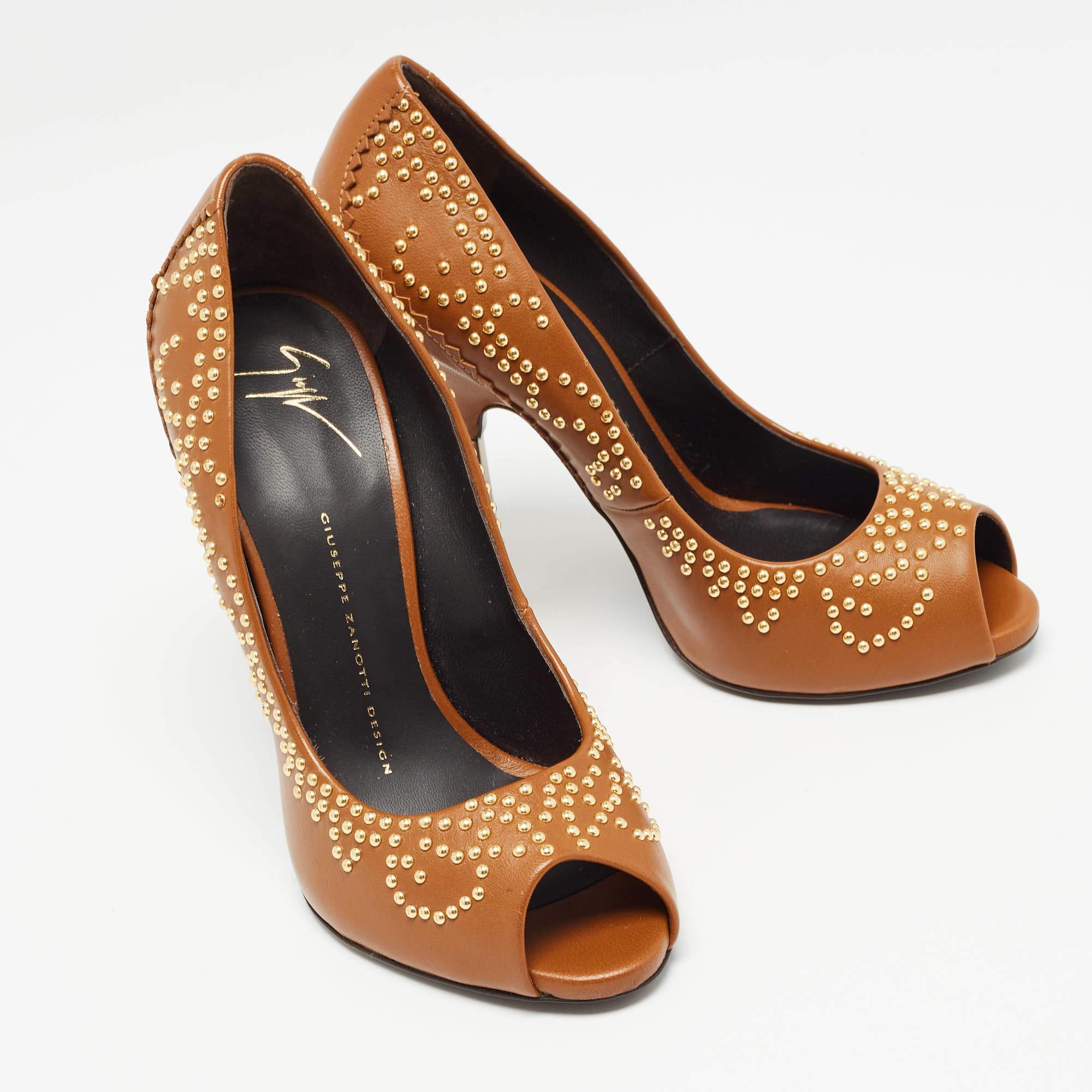 Giuseppe Zanotti Escarpins cloutés en cuir Brown Taille 38 Neuf - En vente à Dubai, Al Qouz 2