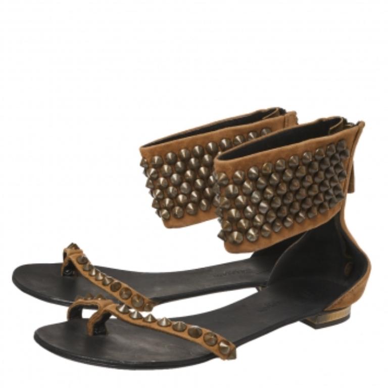 Giuseppe Zanotti understands your need for comfort and style in these flats. This impressive pair of suede flats feature gunmetal-tone stud detailing to make a striking style statement. The edgy brown pair will look elegant with any ensemble.