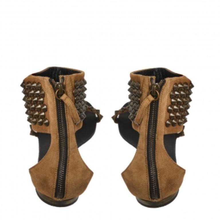 Giuseppe Zanotti Brown Suede Leather Studded Toe Ring Sandals Size 38.5 In Fair Condition For Sale In Dubai, Al Qouz 2