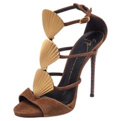 Giuseppe Zanotti Sandalias con correa en el tobillo y adorno de concha de ante marrón talla 36