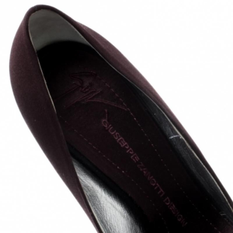 Giuseppe Zanotti - raso borgogna - Pumps Peep Toe impreziosite Taglia 40 In condizioni buone in vendita a Dubai, Al Qouz 2