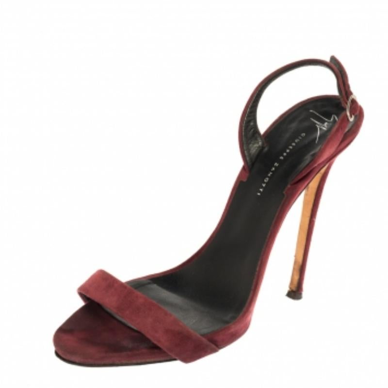 Intemporelles, polyvalentes et minimales, ces sandales Giuseppe Zanotti peuvent compléter de nombreuses tenues. Elles ont été confectionnées en daim et sont dotées d'une seule bride à l'empeigne. Dotées d'un talon de 13 cm, ces sandales sont fermées