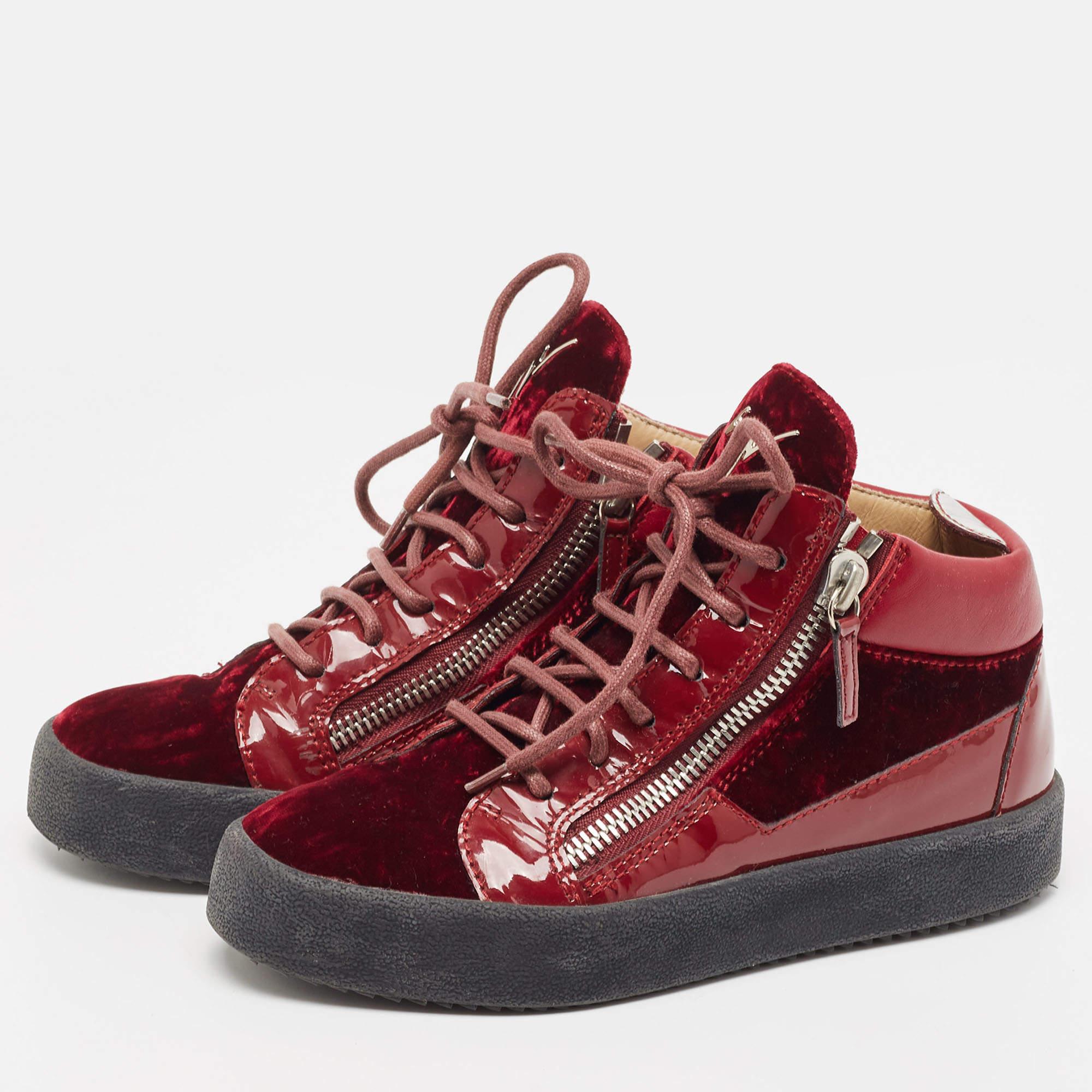 Diseñadas para elevar tu cociente de estilo y proporcionarte comodidad al mismo tiempo, estas zapatillas están fabricadas con los mejores materiales. Combínalos con tus prendas informales para un look fresco.