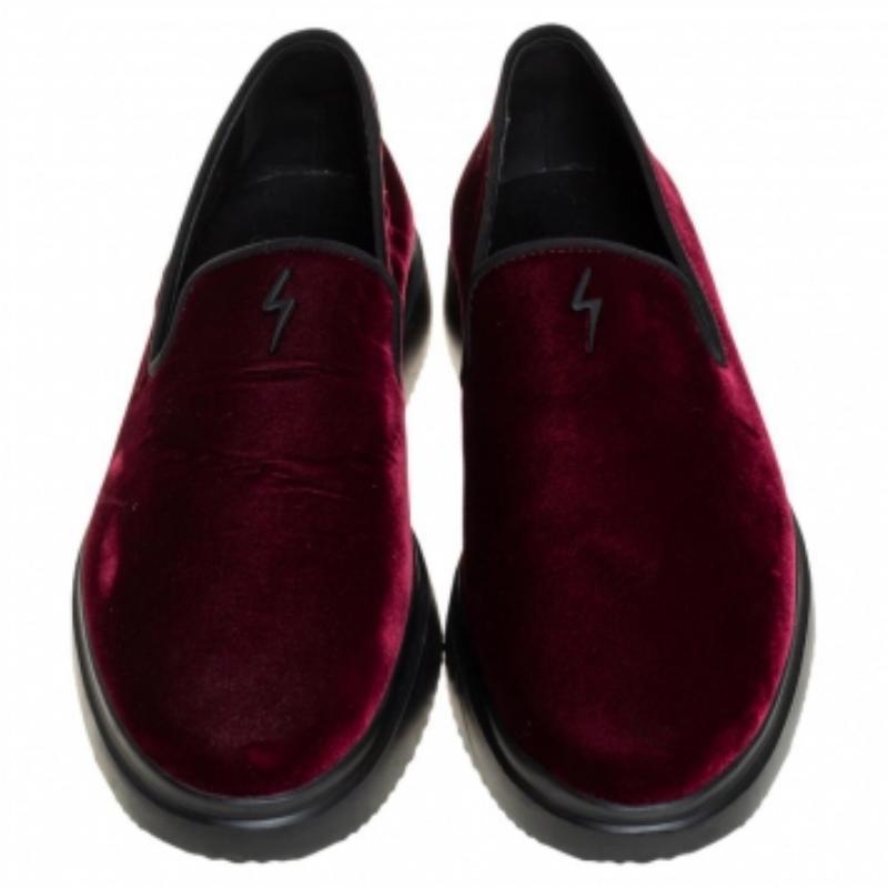 For a casual-luxe style, Giuseppe Zanotti brings you this stylish pair of slip-on slippers made of burgundy velvet and detailed with the logo on the uppers. The comfortable slippers are easy to slip on and they are just the right choice to