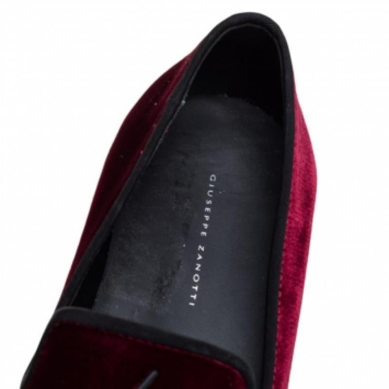Giuseppe Zanotti Burgundy Velvet Slip On Sneakers Size 42 In Excellent Condition For Sale In Dubai, Al Qouz 2
