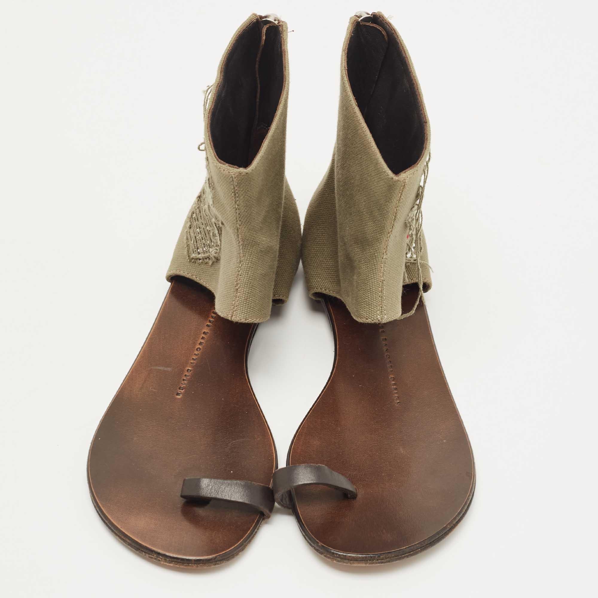 Giuseppe Zanotti Canvas Schädelkristall verschönert Zehe Ring Reißverschluss flache Größe 36 (Braun) im Angebot