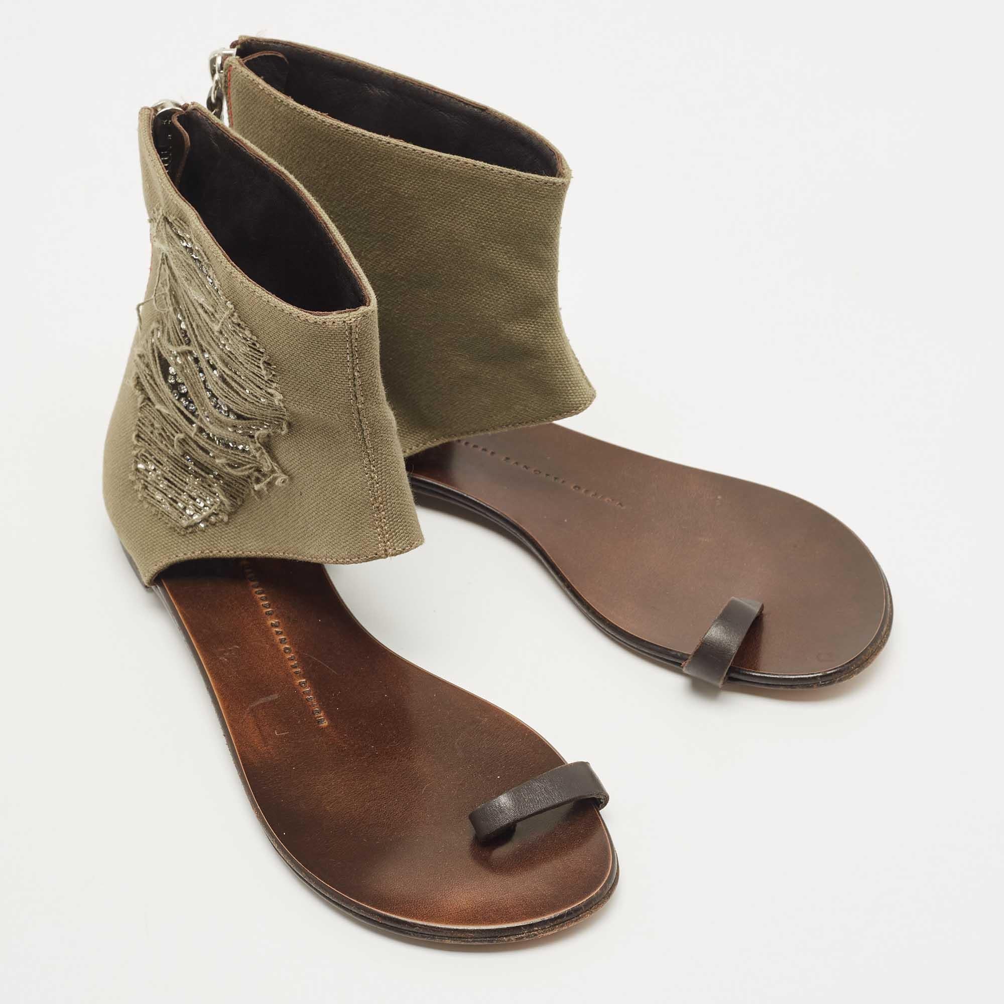 Giuseppe Zanotti Canvas Schädelkristall verschönert Zehe Ring Reißverschluss flache Größe 36 im Zustand „Gut“ im Angebot in Dubai, Al Qouz 2