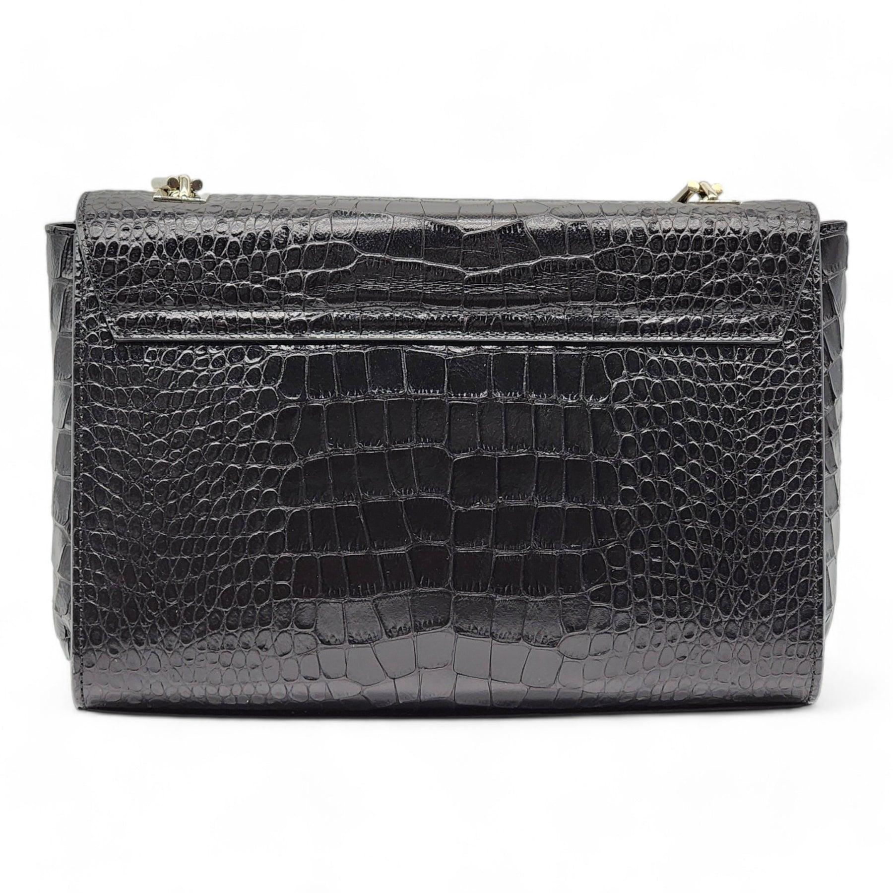 Giuseppe Zanotti - Pochette a tracolla in pelle stampa pitone in nero.

Pochette in pelle nera stampa rettile, Patta frontale con chiusura a bottone a pressione, Tracolla in metallo, Logo personalizzato in metallo.

Informazioni
