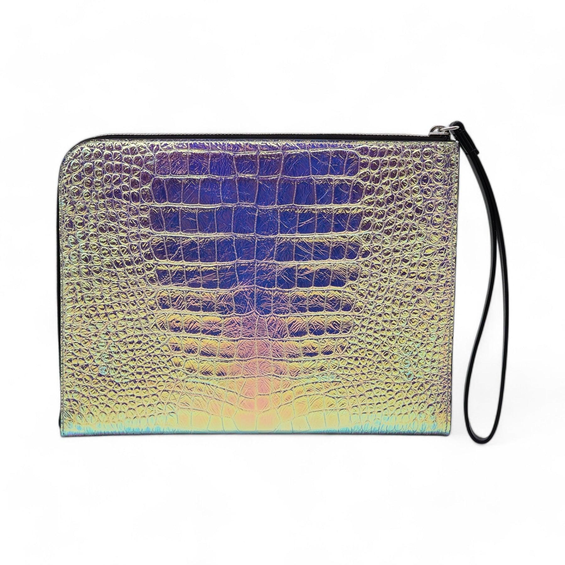 Pochette Giuseppe Zanotti in pelle stampa cocco in versione iridescente.

Pelle di vitello con stampa cocco, Dettaglio firma in metallo sul davanti, Cinturino da polso in pelle, Chiusura con cerniera, Accessori in metallo color