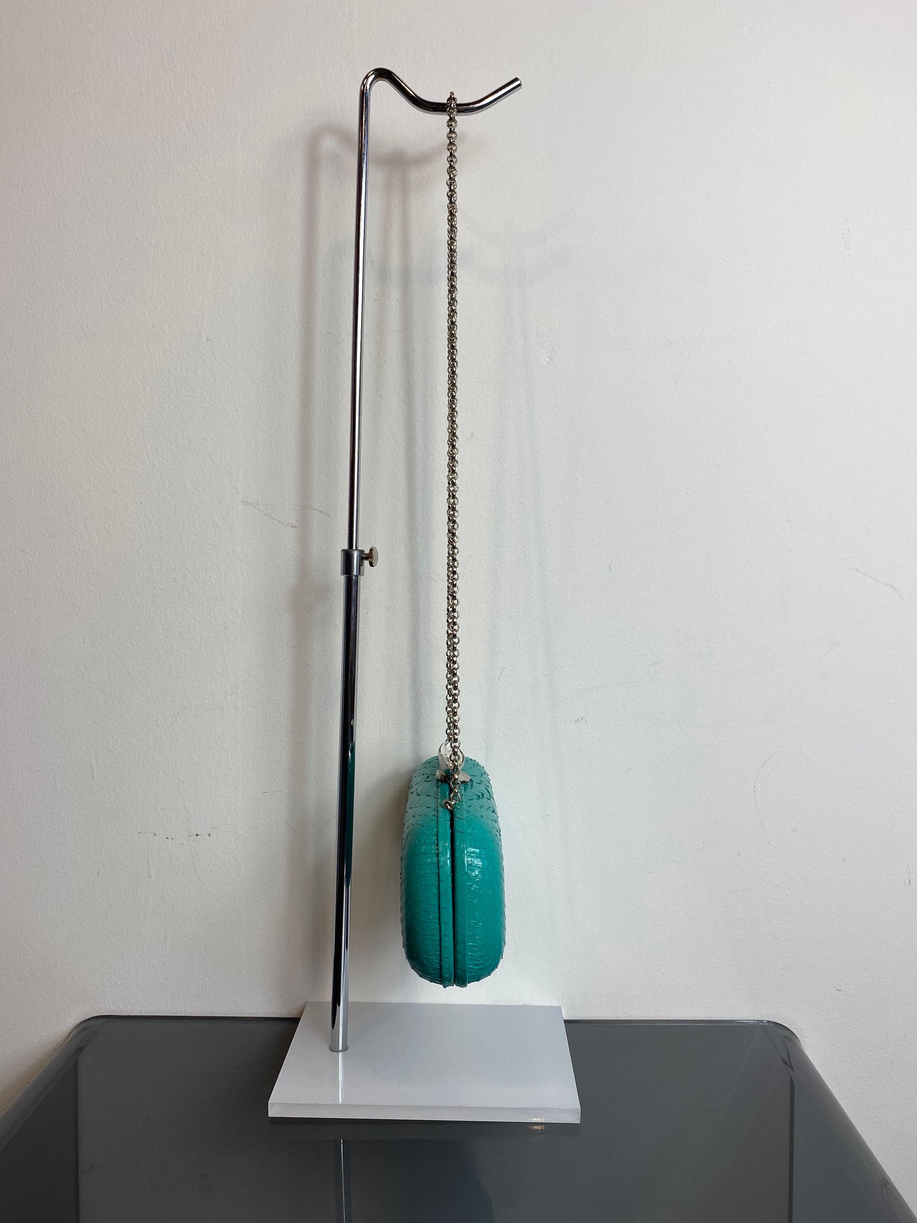 Giuseppe Zanotti clutch bag in light blue python leather. 
Silver shoulder chain. 
Jewel clasp detail. 
In very good condition 
With dust
The bag being made of python can only be shipped to the European Union.

Width 16 cm
Depth 5 cm
Height 10