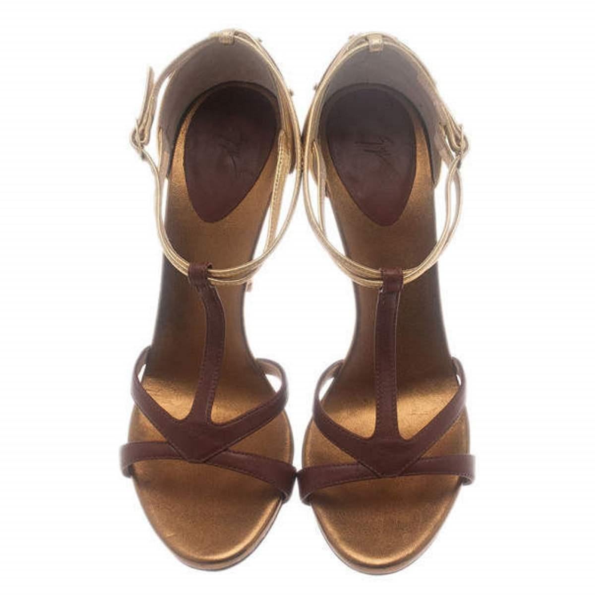 Ajoutez instantanément du glam à n'importe quelle tenue avec ces beautés signées Giuseppe Zanotti. Confectionnés en cuir lisse, ils sont dotés de fermetures en T de couleur cognac et dorée et de brides de cheville réglables par boucle. Elles sont