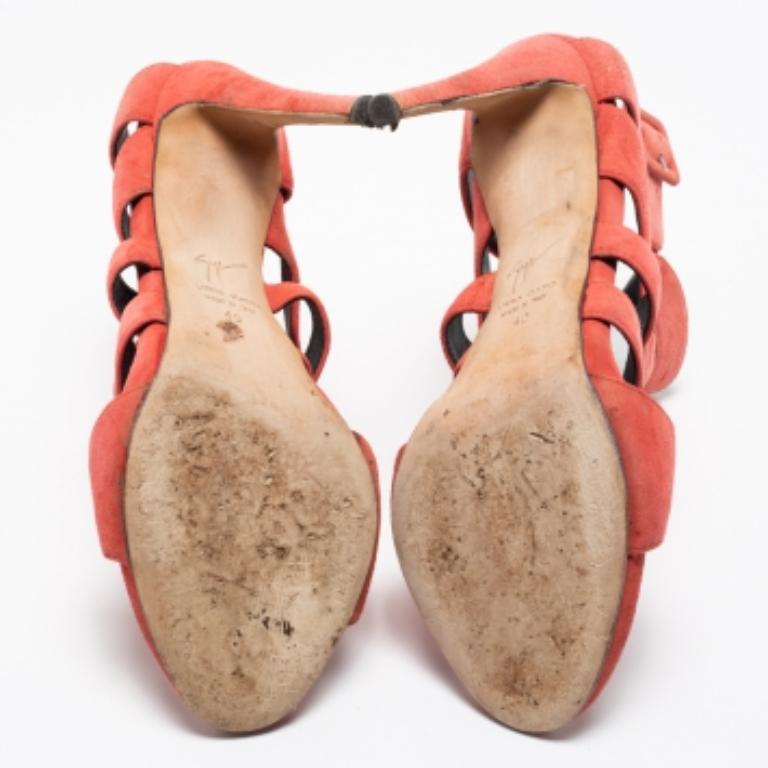 Fabricadas en ante, estas sandalias rosa coral se caracterizan por su maravilloso diseño de jaula con aberturas. Están pensados para enmarcar tus pies de una forma hermosa. Con un tacón de 13 cm, este par de la casa Giuseppe Zanotti es una