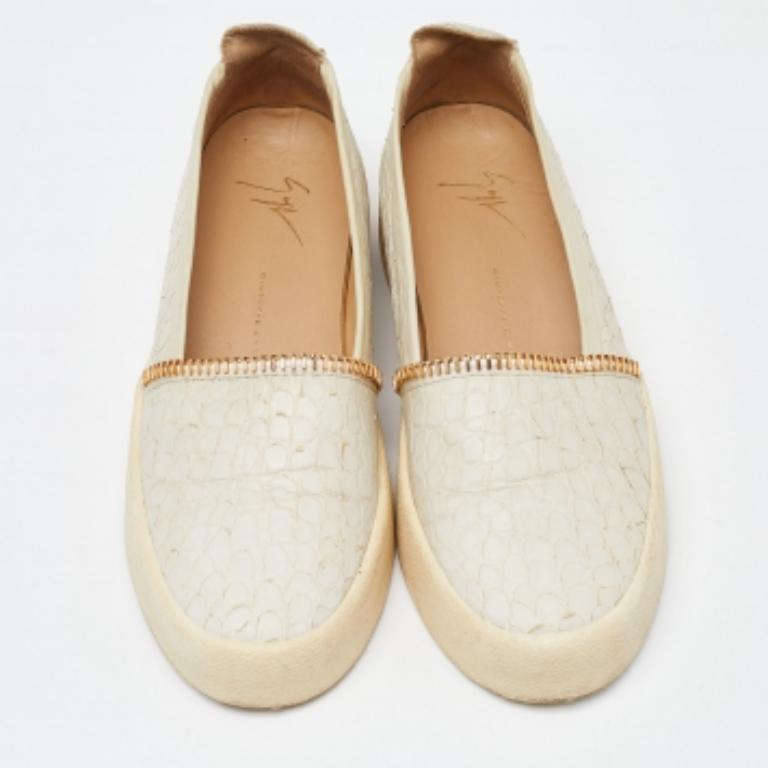 Queste sneakers di Giuseppe Zanotti sono un ottimo paio da possedere. Eleganti e comode, queste scarpe da ginnastica sono realizzate in pelle color crema stampata in rilievo, con abbellimenti a cerniera che decorano la parte posteriore. Presentano