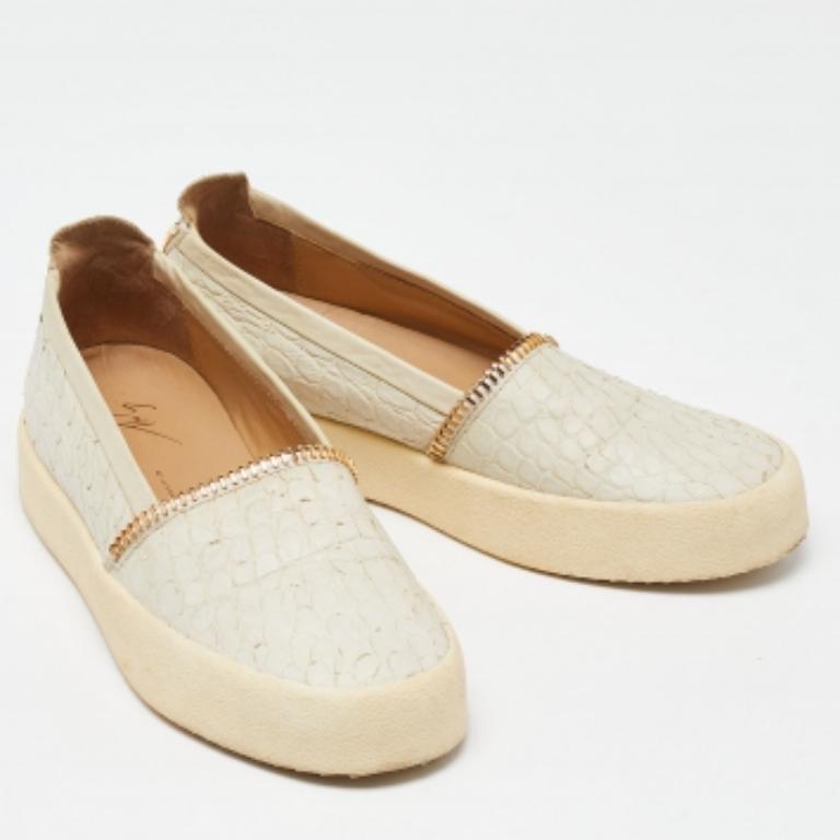 Giuseppe Zanotti Crema Pelle Goffrata Slip-On Taglia 40 In condizioni buone in vendita a Dubai, Al Qouz 2