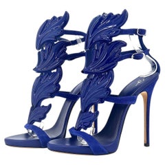 Sandali con tacco a spillo e cinturini "Cruel Coline" di Giuseppe Zanotti, in camoscio blu con ali metalliche, taglia 36