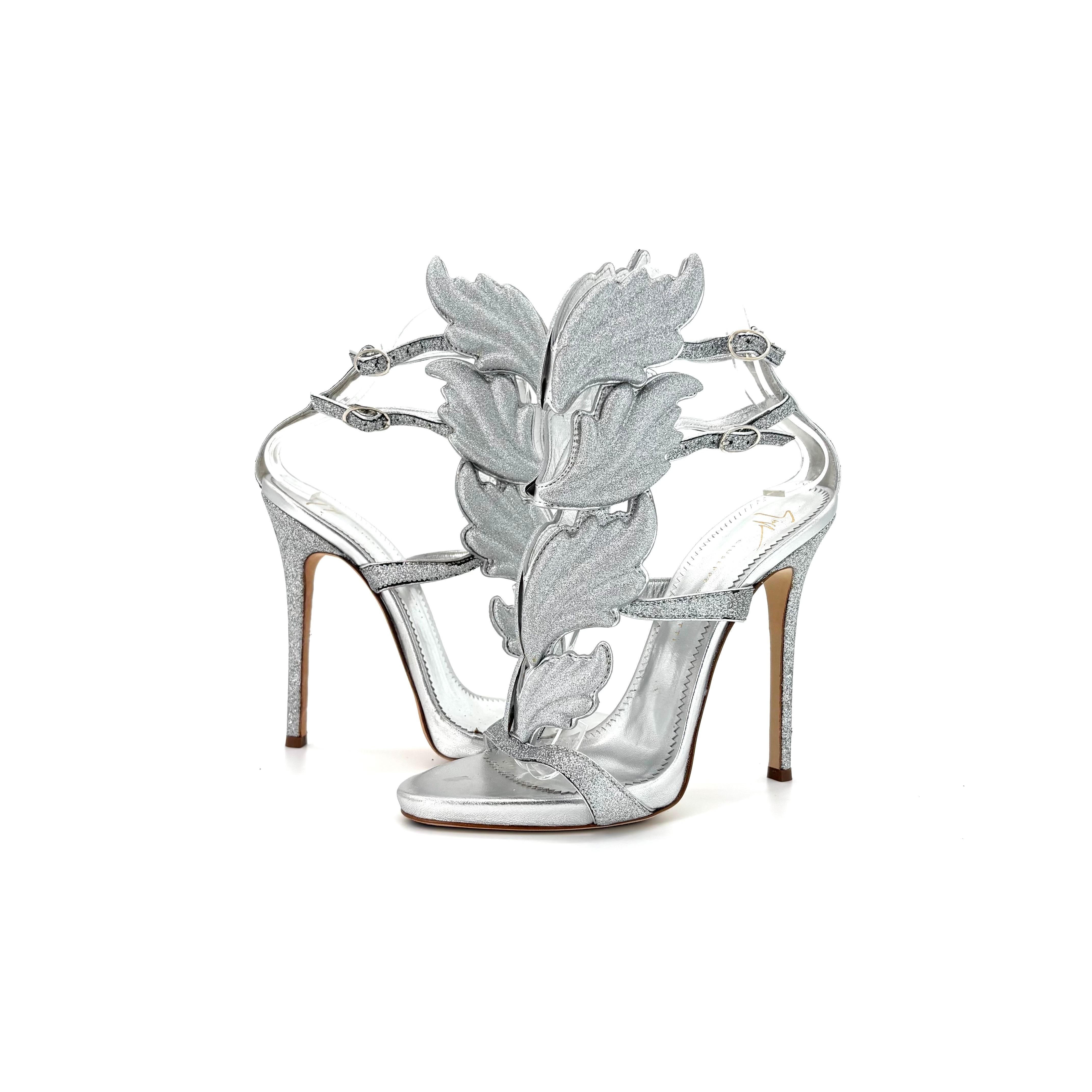 Giuseppe Zanotti Cruel Coline Sandalias de purpurina plateada

Color Purpurina plateada
Talla 37EU
Altura del tacón 5,25 pulgadas

Parte superior de piel y metal recubierta de purpurina
Herrajes con acabado plateado
2 correas ajustables en el