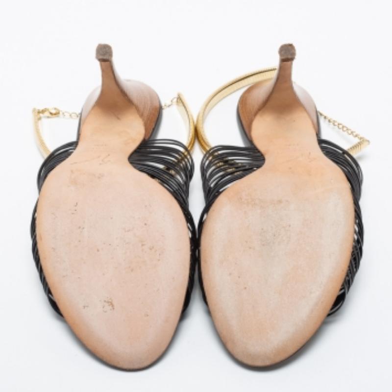 Dieses edle Paar Sandalen von Giuseppe Zanotti sieht an den Füßen noch besser aus. Die Schuhe haben ein Riemchen aus Leder, das durch offene Zehen und goldfarbene Fesseln ergänzt wird. Sie sind auf 10 cm Absätzen angehoben.