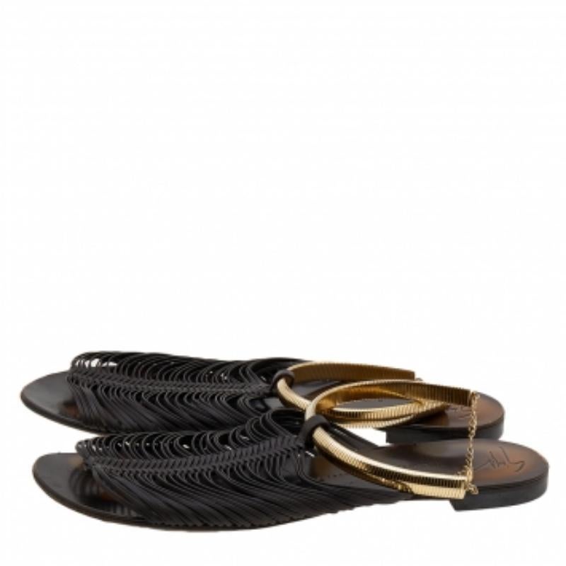 Diese Sandalen von Giuseppe Zanotti sind aus Leder gefertigt und ideal für den täglichen Gebrauch. Das Design des Paares wurde mit einem Hakenverschluss in Goldton und einem Riemenoberteil aufgewertet. Auf niedrigen Absätzen getragen, ergänzt er