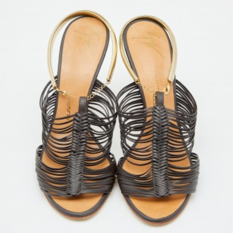 Apportez un glamour subtil à vos tenues avec cette paire de sandales de Giuseppe Zanotti. Confectionnées en cuir marron foncé, elles sont dotées de multiples lanières fines sur le devant, rehaussées de détails dorés. Ils sont dotés de talons de 10