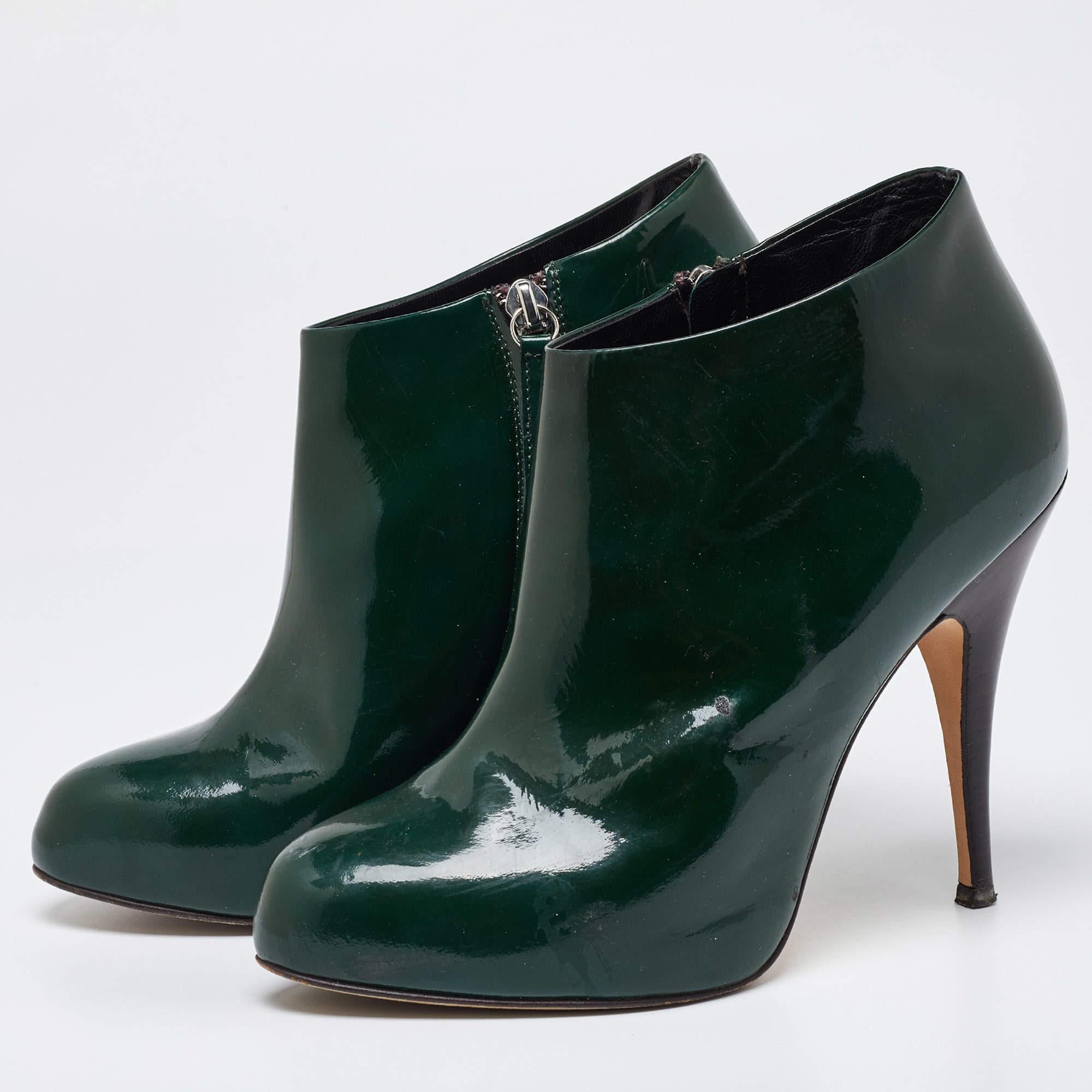 Disfruta de los días más fashion con estos elegantes botines. De diseño y fabricación modernos, están hechos para que te sientas cómoda y chic
