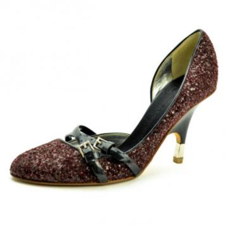 Scivola con sicurezza quando indossi queste décolleté di Giuseppe Zanotti. L'esterno è ricoperto di paillettes su tutta la superficie con finiture in vernice. Queste décolleté a punta tonda presentano due cinturini con fibbie sulla tomaia. I tacchi