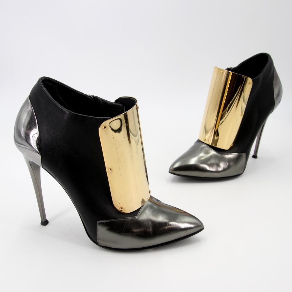 Giuseppe Zanotti Designs Piastra di Metallo Caviglia Schermata Booties 9.5 GZ-S0929P-0321

Giuseppe Zanotti ha applicato delle placche di metallo dorato che riflettono i riflessi, larghe come un palmo, su questi stivaletti futuristici. Come se l'oro
