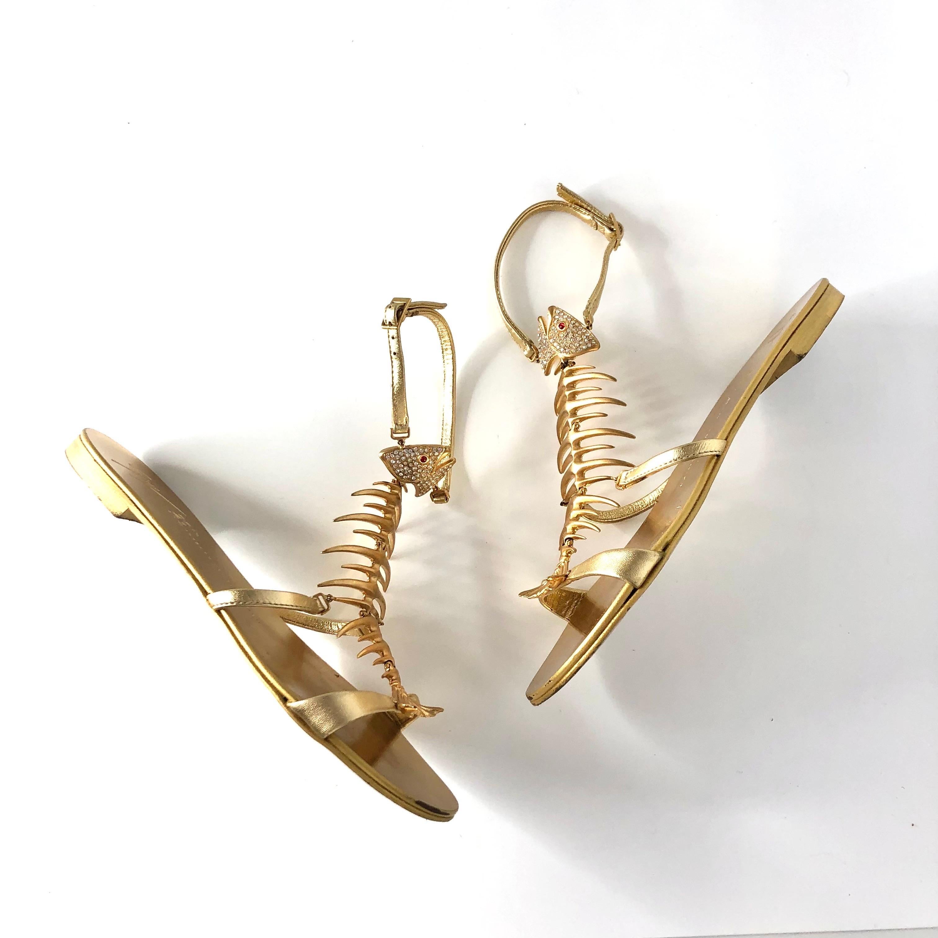 Giuseppe Zanotti Fishbone Gold Piranha Crystal Embellish Flat Sandals 37 Bon état - En vente à Mechanicsville, VA