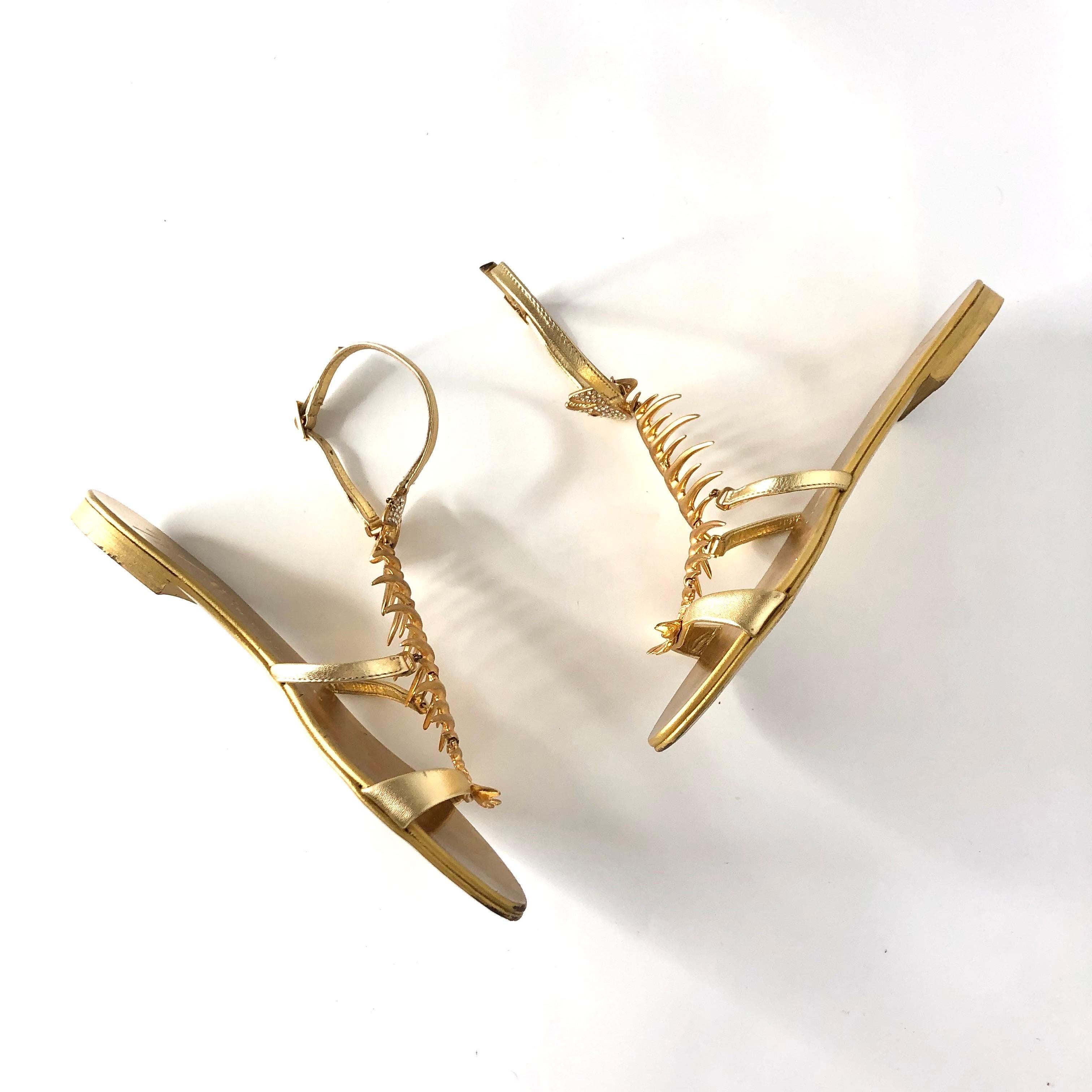 Giuseppe Zanotti Fishbone Gold Piranha Crystal Embellish Flat Sandals 37 Unisexe en vente