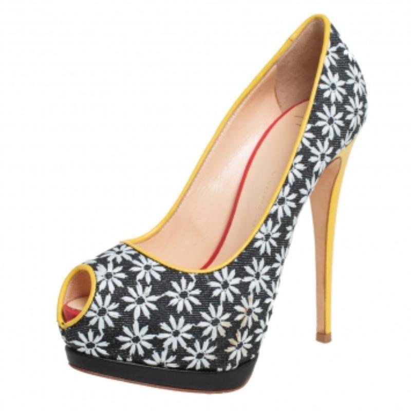 Giuseppe Zanotti Floral Print Fabric And Leather Platform Pumps Size 38 In Good Condition For Sale In Dubai, Al Qouz 2