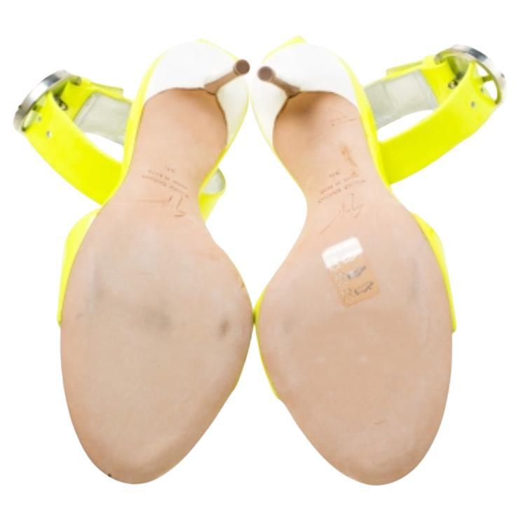 Les teintes fluorescentes ne se démodent jamais et ces sandales de Giuseppe Zanotti le justifient à juste titre ! Ces sandales vertes sont confectionnées en cuir verni et présentent une silhouette à bout ouvert. Ils sont dotés d'une seule bride sur
