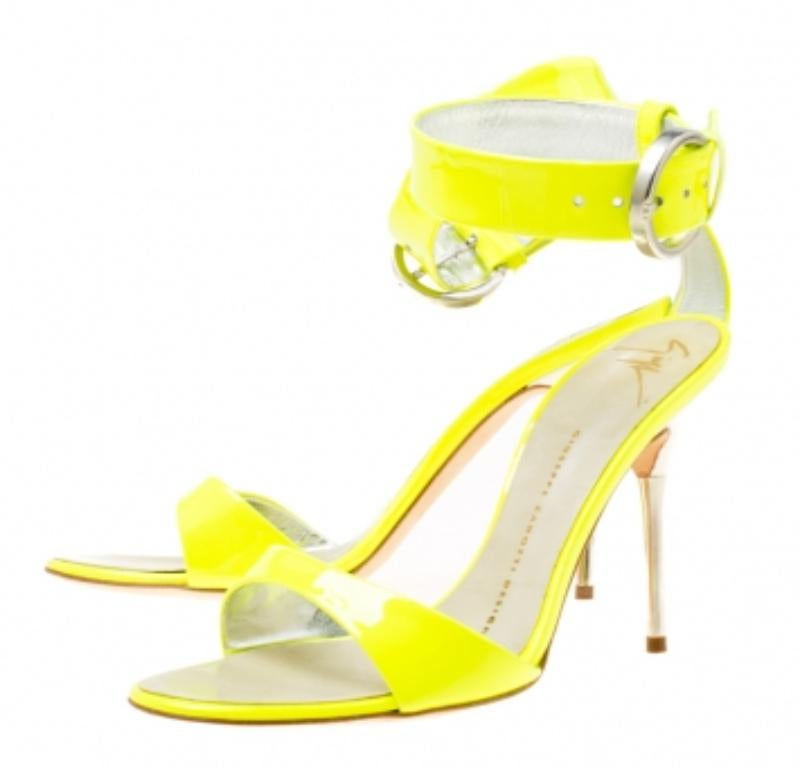 Giuseppe Zanotti - Sandales en cuir verni fluorescent à lanières ouvertes Taille 36 Pour femmes en vente