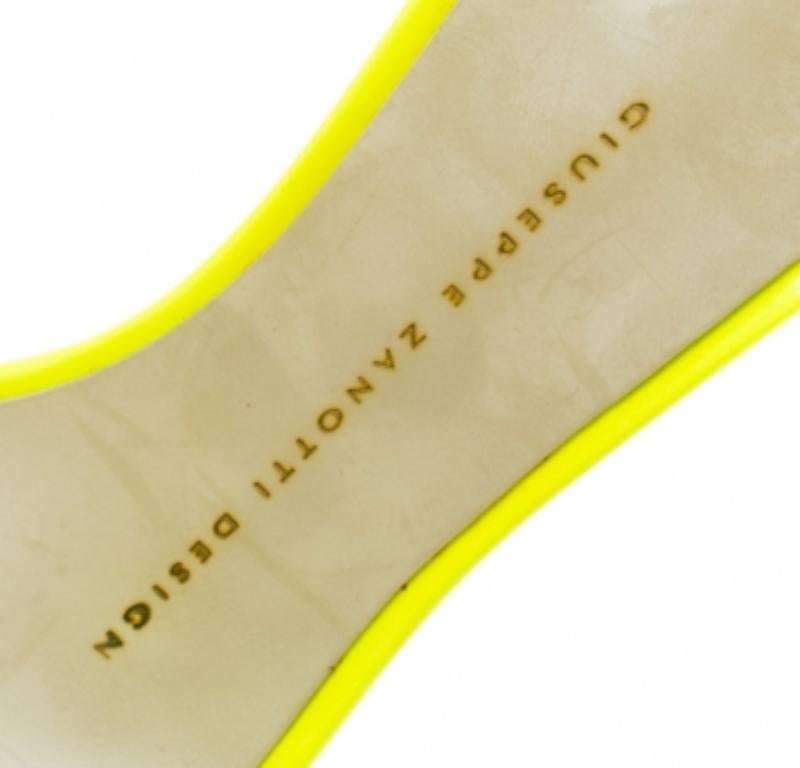 Giuseppe Zanotti - Sandales en cuir verni fluorescent à lanières ouvertes Taille 36 en vente 1
