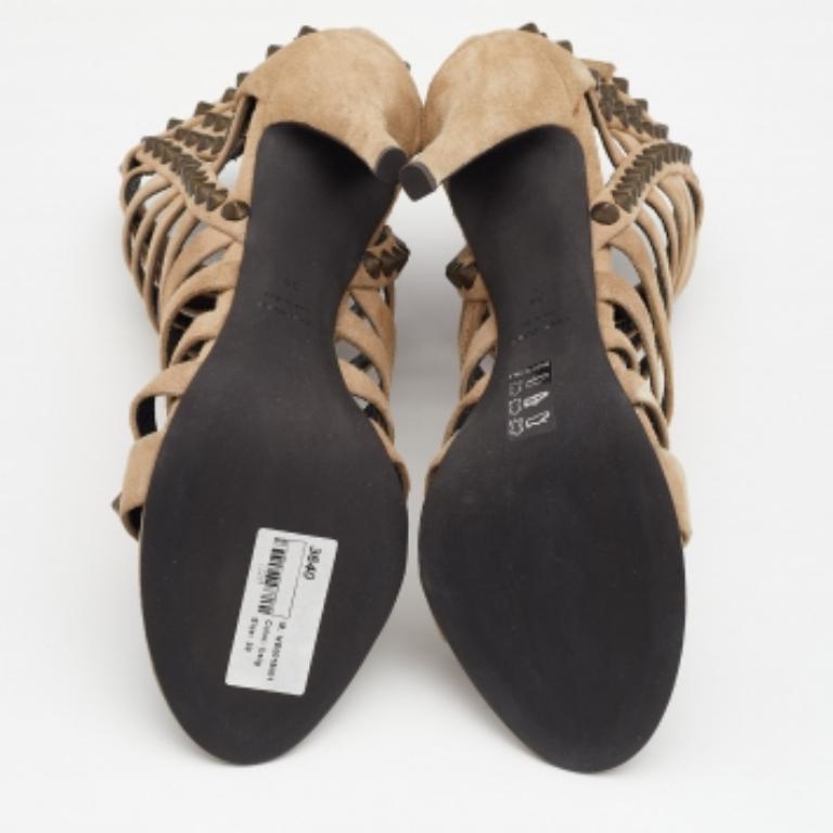 Cut from excellent quality suede, this pair of strappy sandals designed by Giuseppe Zanotti For Pierre Balmain is an easy-to-flaunt footwear option. The edgy sandals feature multiple studs and straps all over and are complete with back zippers and