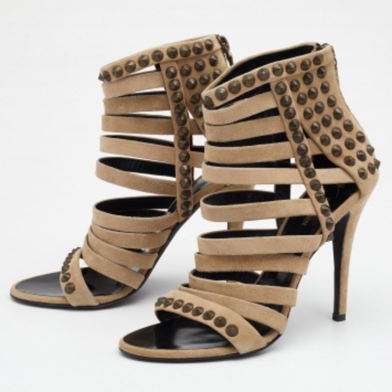 Giuseppe Zanotti For Pierre Balmain Beige Suede Studded Strappy Sandals Size 39 In Excellent Condition For Sale In Dubai, Al Qouz 2