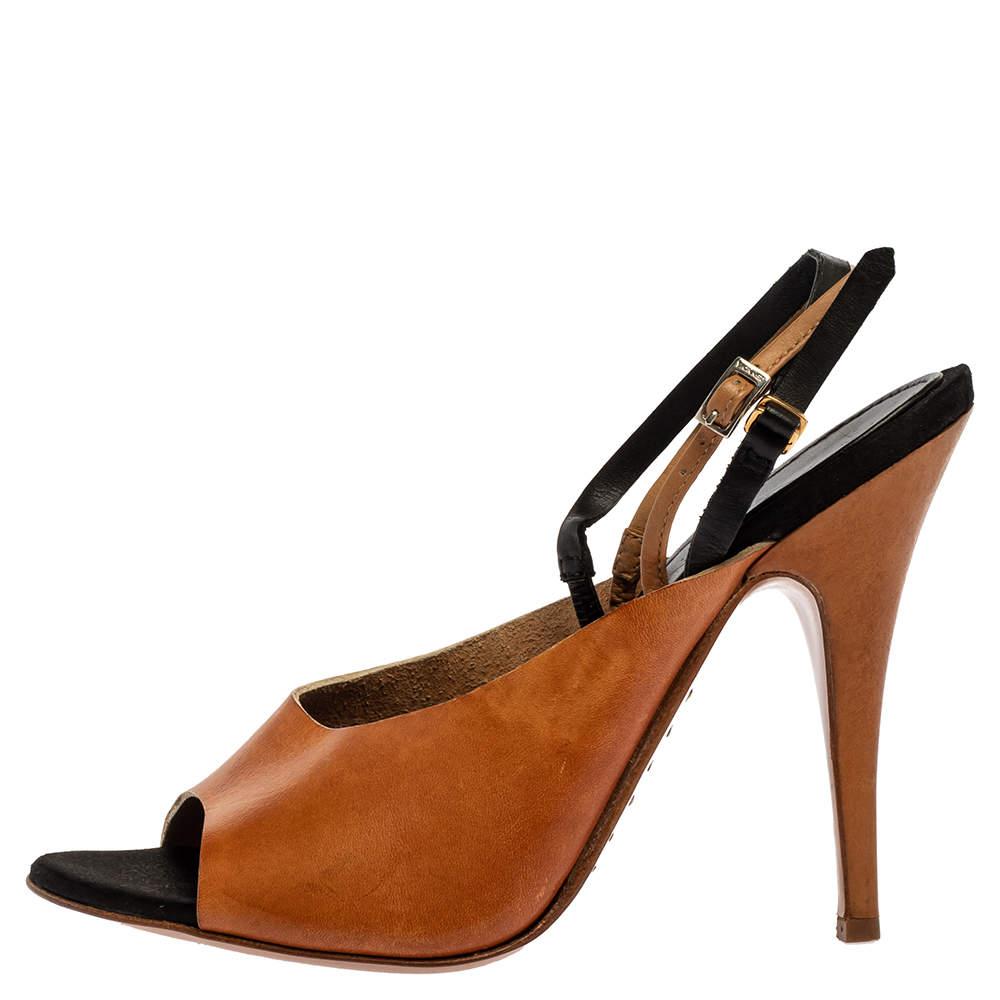 Elevate your style with this pair of statement-making sandals from Giuseppe Zanotti. These peep-toes sandals are crafted from tan & black-hued leather and have buckled slingback straps. The 11 cm heels and the robust soles will take your style to
