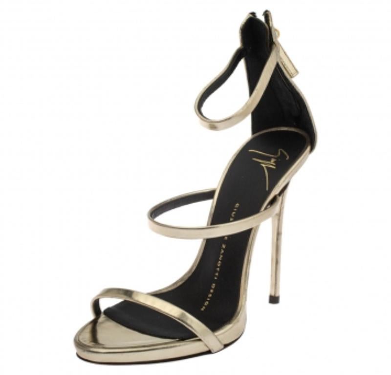 Giuseppe Zanotti Sandali con cinturino Harmony in pelle laminata oro misura 35 In condizioni buone in vendita a Dubai, Al Qouz 2