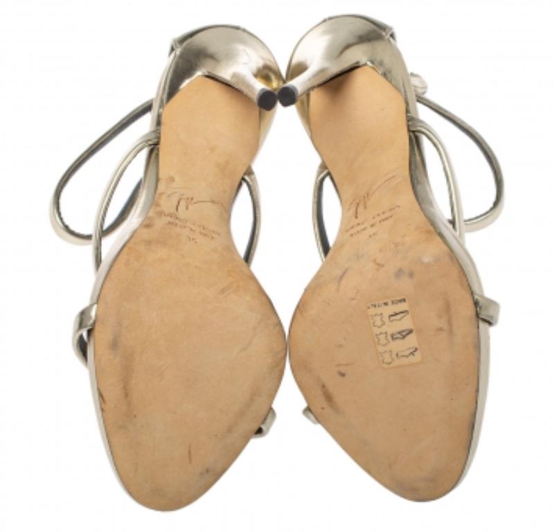 Giuseppe Zanotti Sandali con cinturino Harmony in pelle laminata oro misura 35 in vendita 2