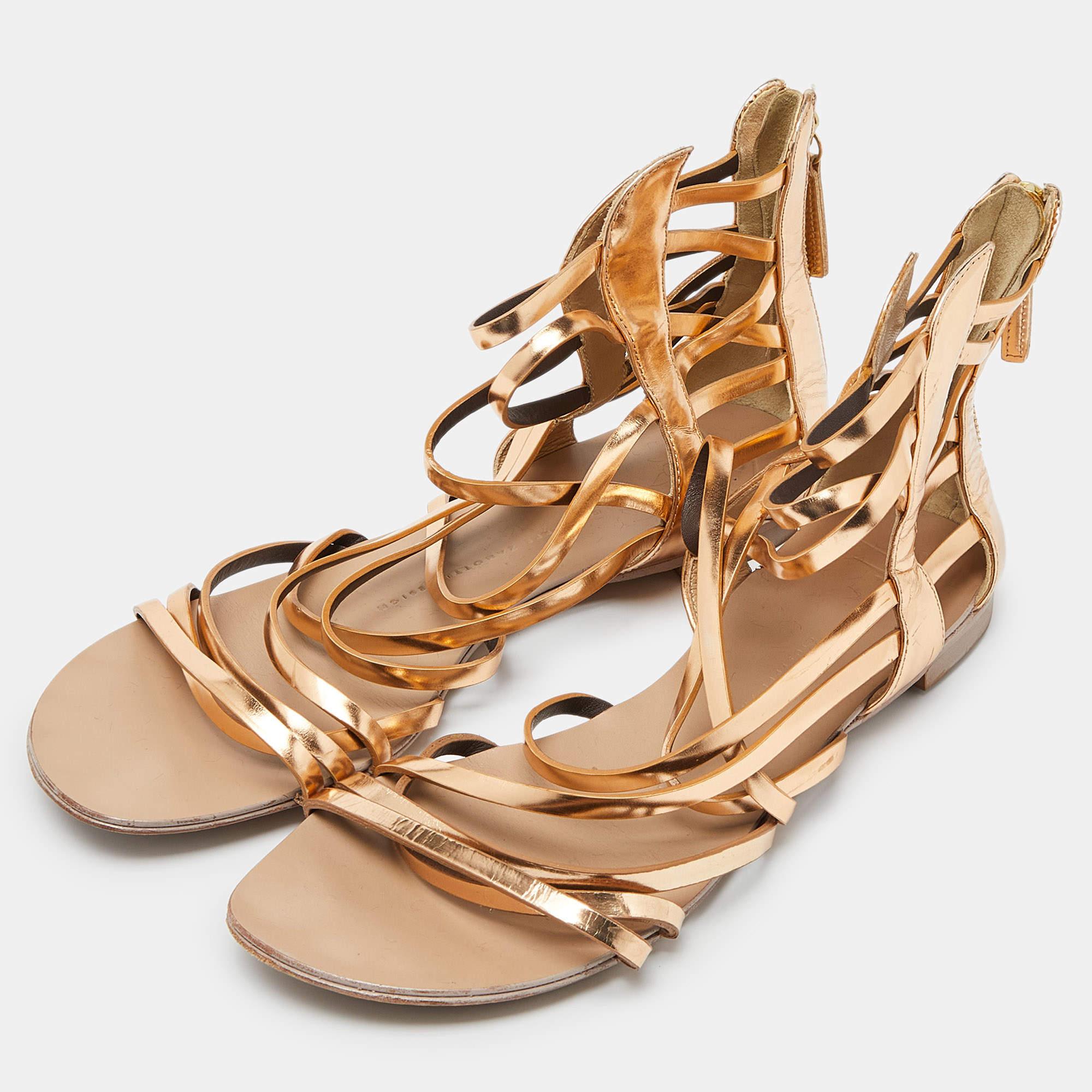 These chic flats by Giuseppe Zanotti are the most versatile pair of shoes you can possibly own. Wear these pretty flats to a party and draw all eyes towards you. These leather lined beauties styled with embellished ankle cuffs can be paired up with