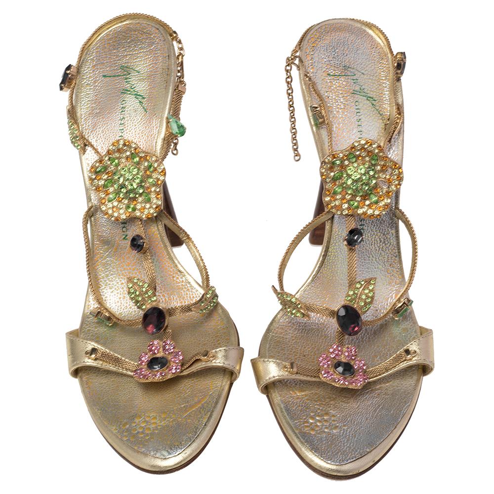 Giuseppe Zanotti Gold Leder Kristall verschönert Knöchelriemen Sandalen Größe 36 im Zustand „Gut“ in Dubai, Al Qouz 2