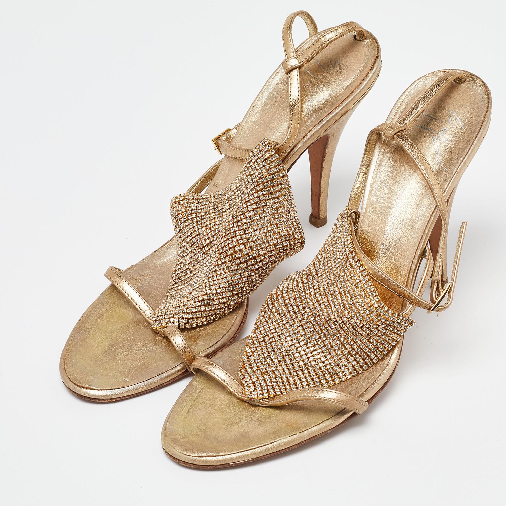 These sandals will frame your feet in an elegant manner. Crafted from quality materials, they display a classy design and comfortable insoles.