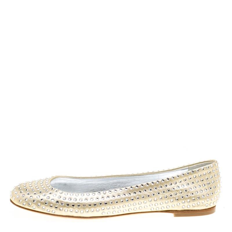 You're all set to sparkle and shine in these lovely ballet flats from Giuseppe Zanotti. The gold flats are crafted from leather and feature an elegant silhouette. They flaunt round toes, exquisite crystal embellishments detailed all over and
