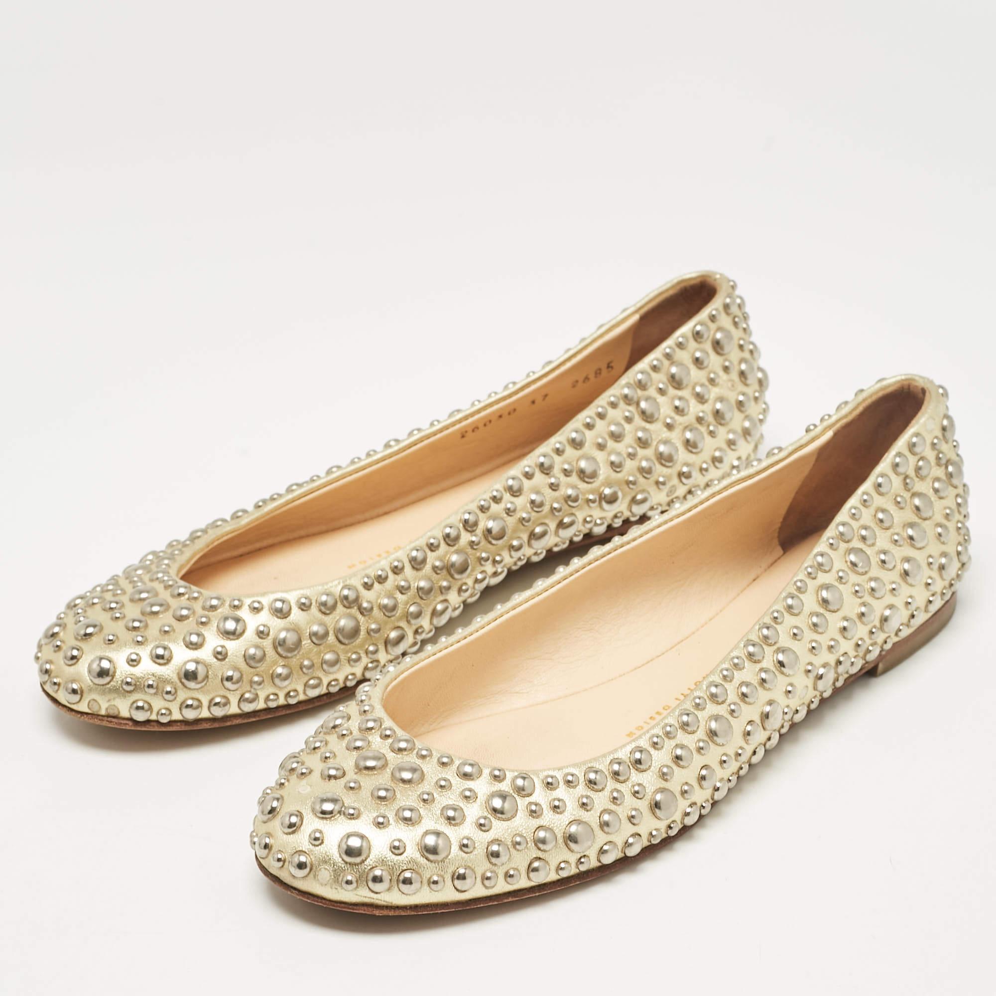 Let Giuseppe Zanotti take you through the day in high comfort with this pair of ballet flats. Made of gold leather they are embellished with little studs on the exterior.