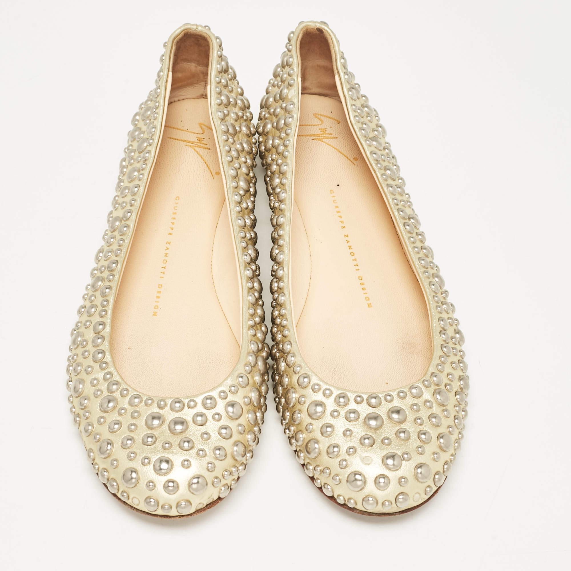 Giuseppe Zanotti Gold Leather Embellished Ballet Flats Size 37 In Fair Condition For Sale In Dubai, Al Qouz 2
