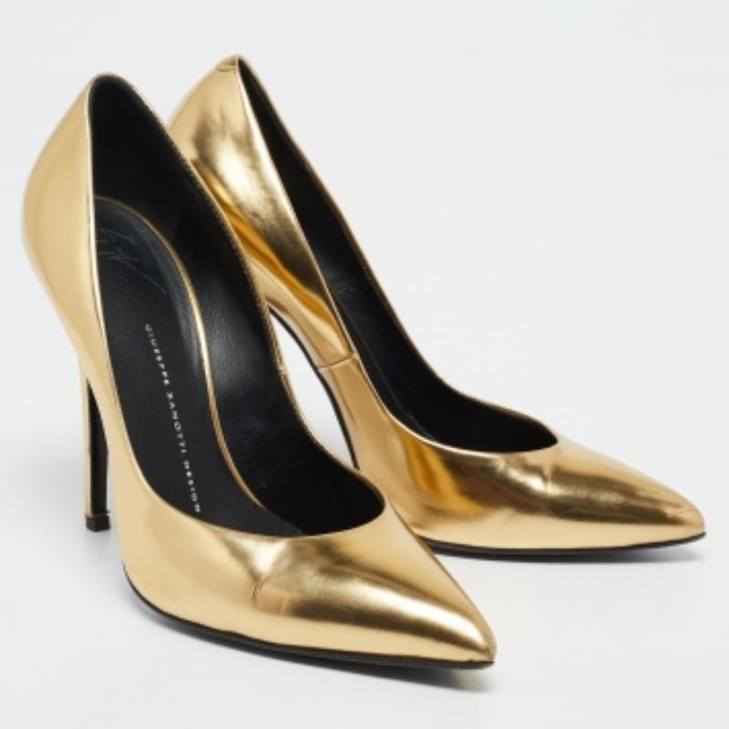 Certaines chaussures résistent à l'épreuve du temps et des cycles de la mode. Ces escarpins intemporels de Giuseppe Zanotti en font partie. Confectionnées en cuir dans une teinte dorée, elles sont dotées de découpes épurées, de bouts pointus et de