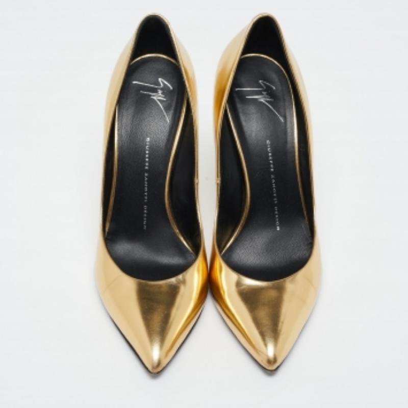 Or Giuseppe Zanotti escarpins à bout pointu en cuir doré taille 40,5 en vente