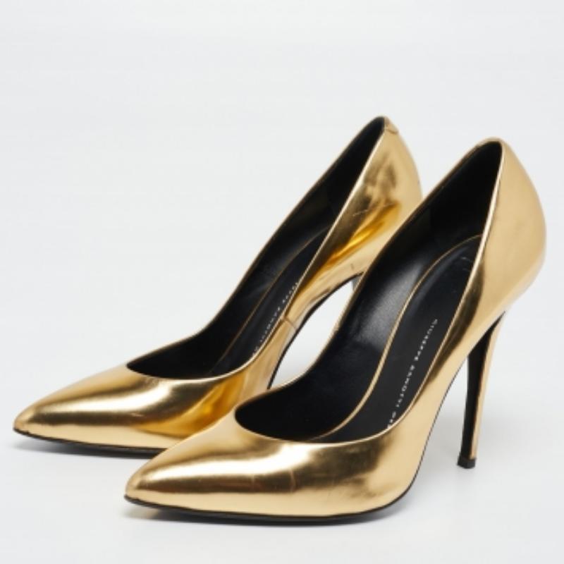 Giuseppe Zanotti escarpins à bout pointu en cuir doré taille 40,5 État moyen - En vente à Dubai, Al Qouz 2