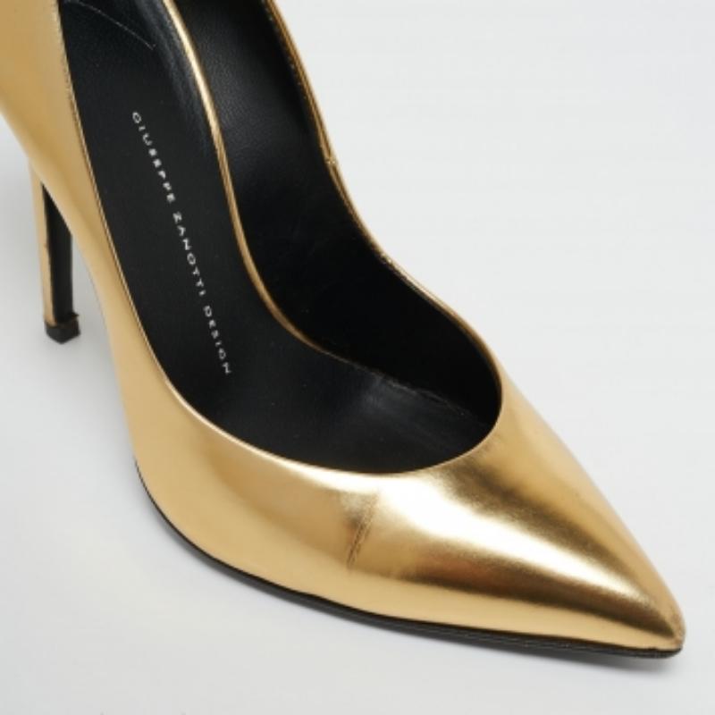 Giuseppe Zanotti escarpins à bout pointu en cuir doré taille 40,5 Pour femmes en vente