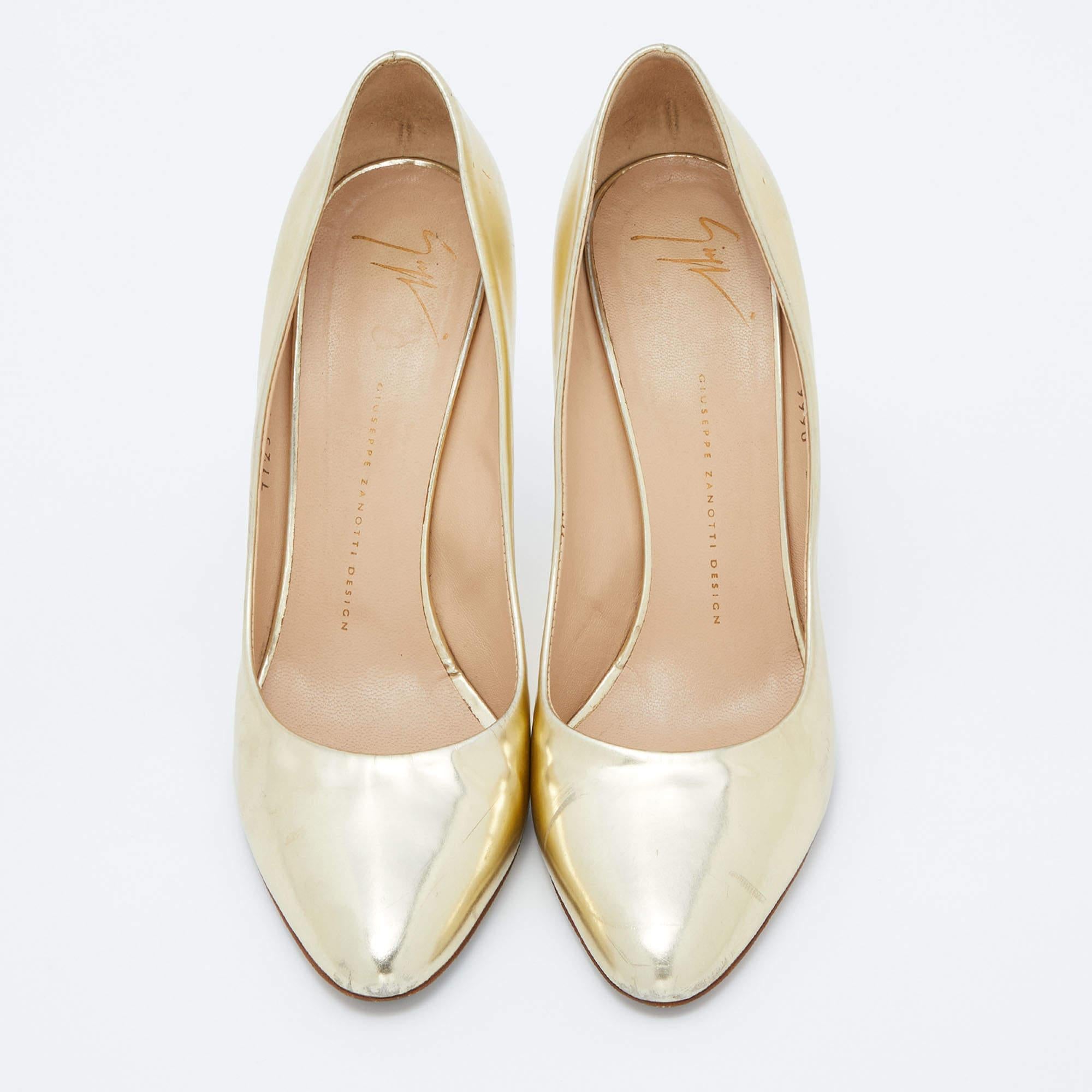 Giuseppe Zanotti Goldfarbene Leder-Pumps mit runder Zehe Größe 40 im Zustand „Gut“ in Dubai, Al Qouz 2