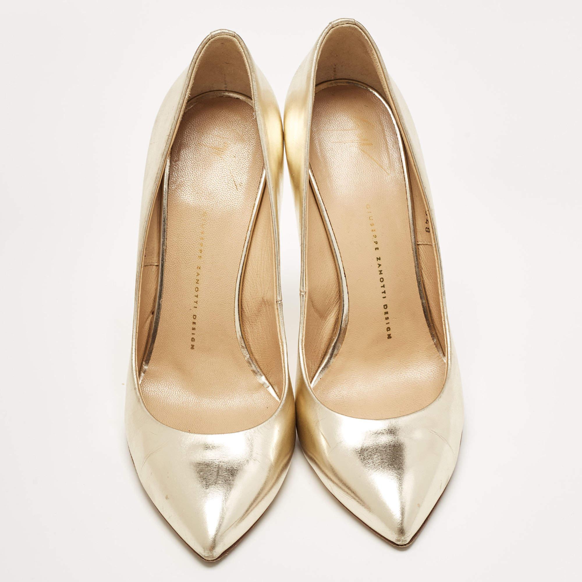 Giuseppe Zanotti Gold Patent Leather Pointed Toe Pumps Size 40 In Fair Condition In Dubai, Al Qouz 2